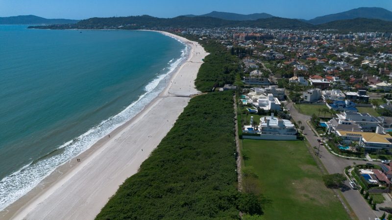 Temporada de verão 2024/2025 será a primeira que vai contar com a faixa de areia alargada na Praia de Jurerê - Foto: Amplocom/Divulgação/ND