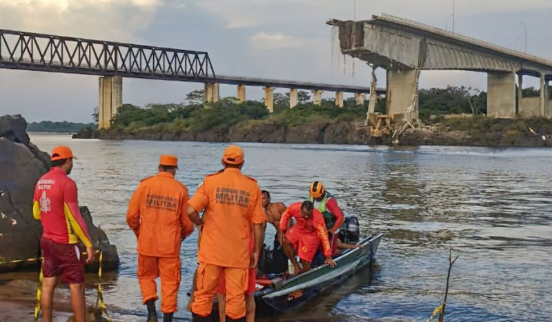 Bombeiros realizando buscas no rio após queda de ponte entre Tocantins e Maranhão