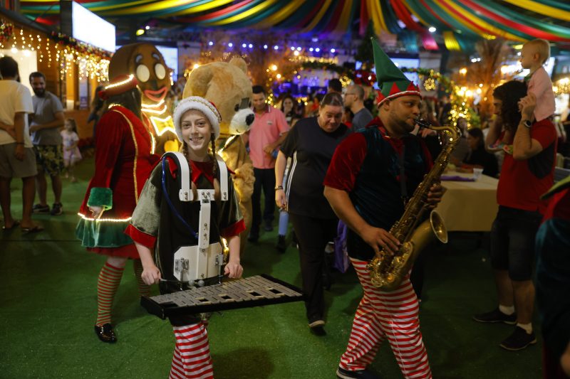 Natal em Blumenau: funcionários fantasiados durante evento no Parque Vila Germânica