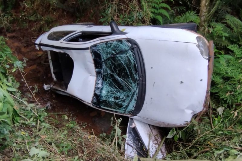 O motorista foi resgatada após cair de ribanceira na BR-282.