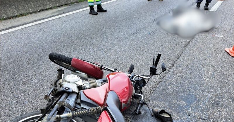 Acidente na BR-101, moto caída e corpo borrado