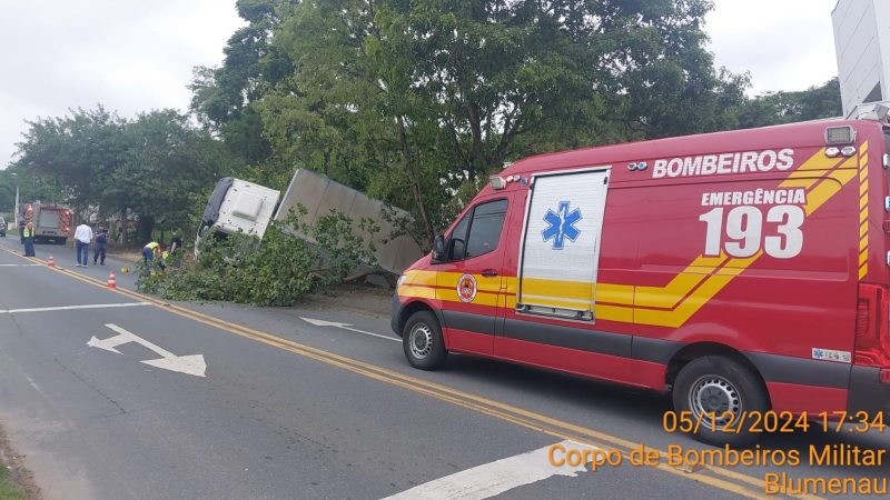 Caminhão tombado em rua de Blumenau