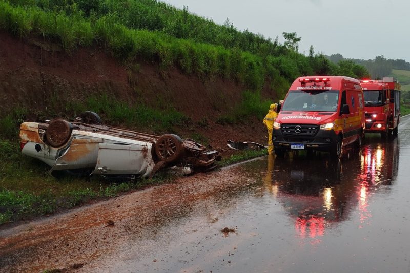 Um homem, uma mulher e a filha do casal ficaram feridos após um capotamento na BR-282.