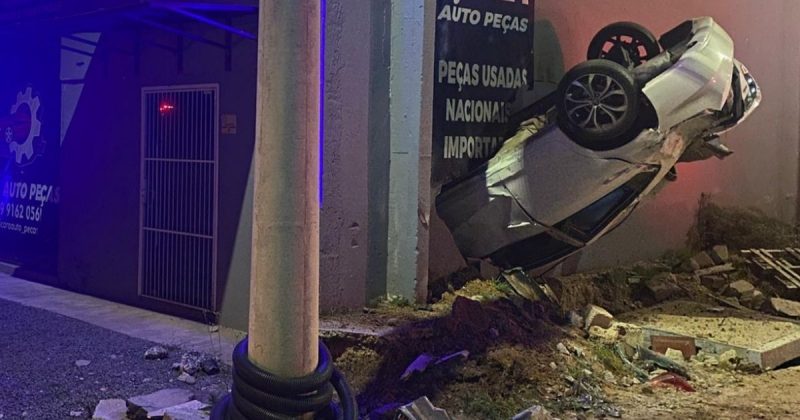 Carro dentro de parede em estabelecimento de Içara