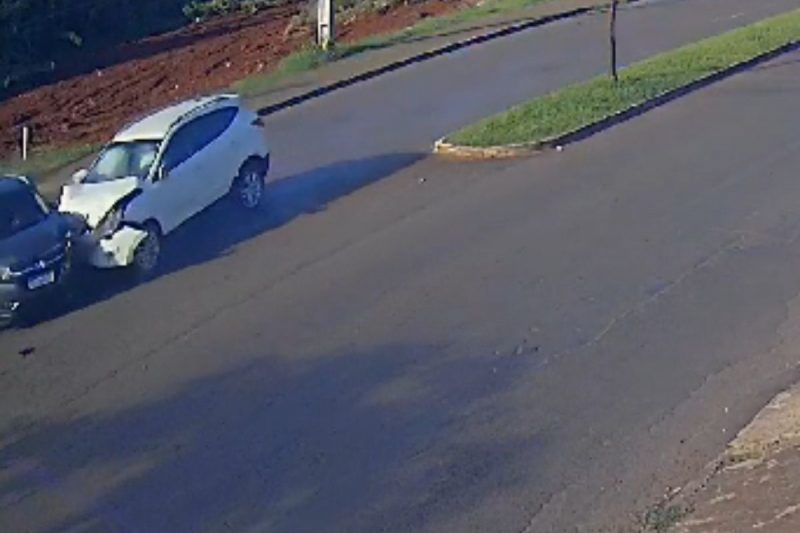 Um grave acidente entre dois carros foi registrado por uma câmera de monitoramento.