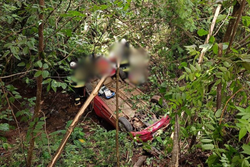 O carro caiu em riacho e matou uma adolescente de 16 anos 