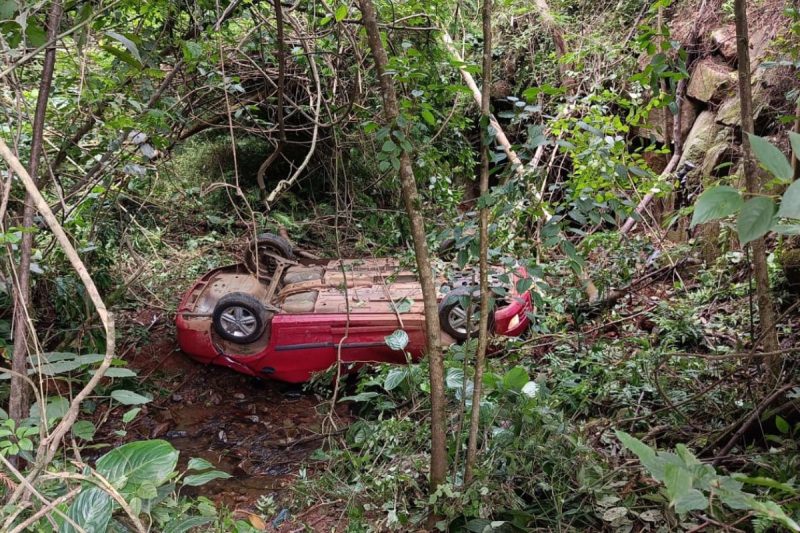 Veículo caiu em riacho e deixou duas pessoas feridas e uma morta 