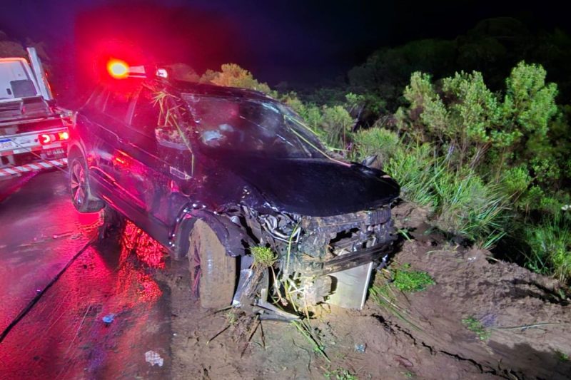 Dois carros ficaram destruídos após batida frontal