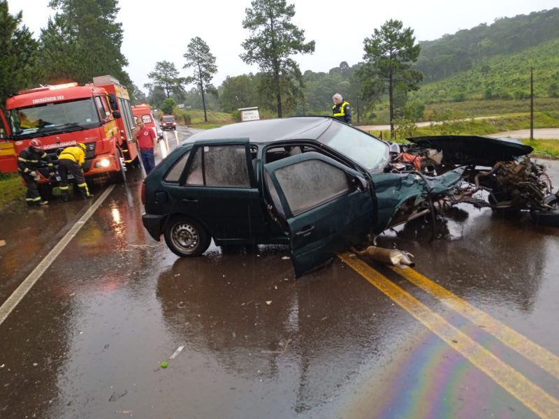 Carro envolvido em acidente na BR-282 