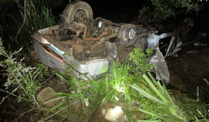 Carro saiu da pista, capotou e despencou de uma altura de 30 metros 