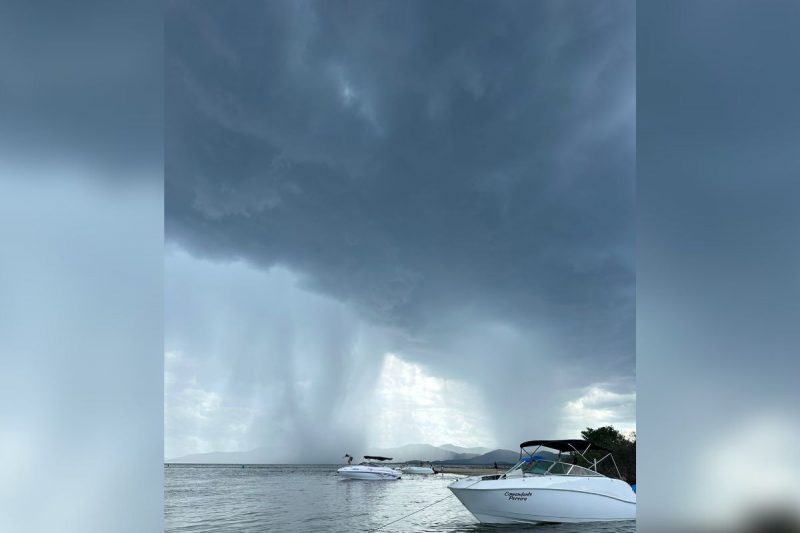 Tempestade deixou um bebê morto e feridos na praia do Capri; embarcação do tipo catamarã virou 