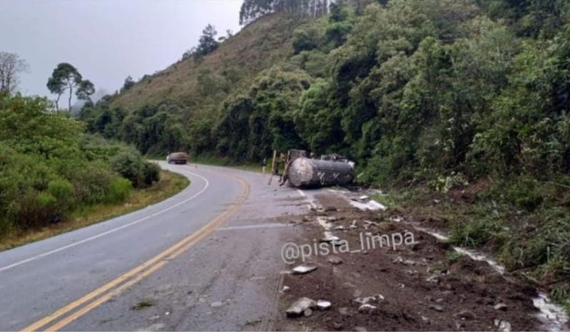 Tombamento de caminhão aconteceu na BR-282 em Rancho Queimado 