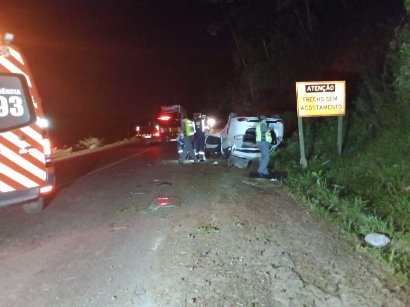 A imagem mostra a cena do acidente envolvendo o capotamento na BR-470 em Rio do Sul