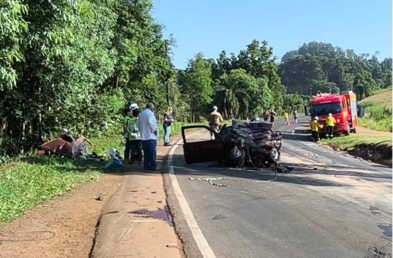 na foto aparecem caminhão e carro envolvidos em acidente na SC-157, em Quilombo