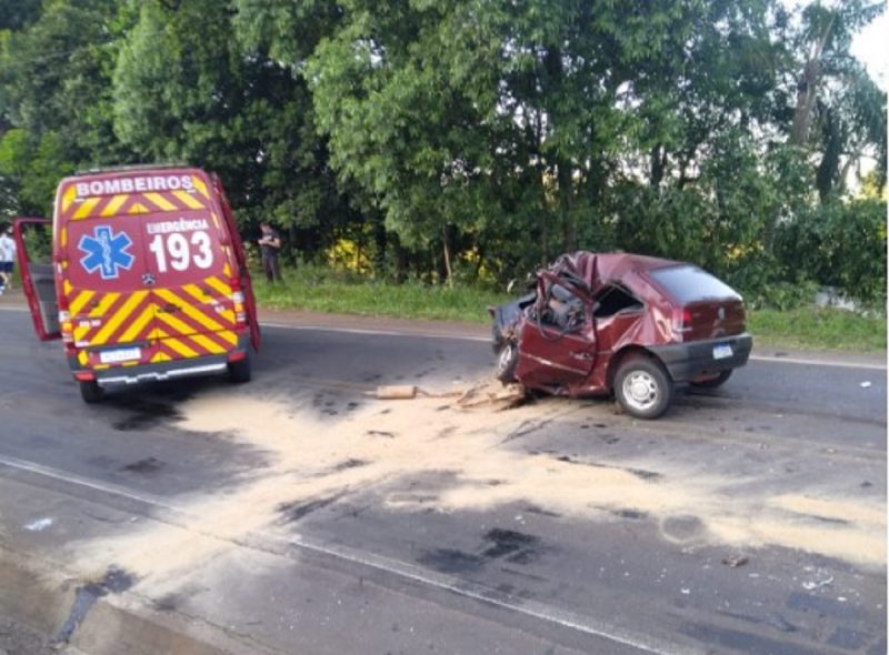 na foto aparece viatura dos Bombeiros e o carro destruído na região da SC-157, em Quilombo