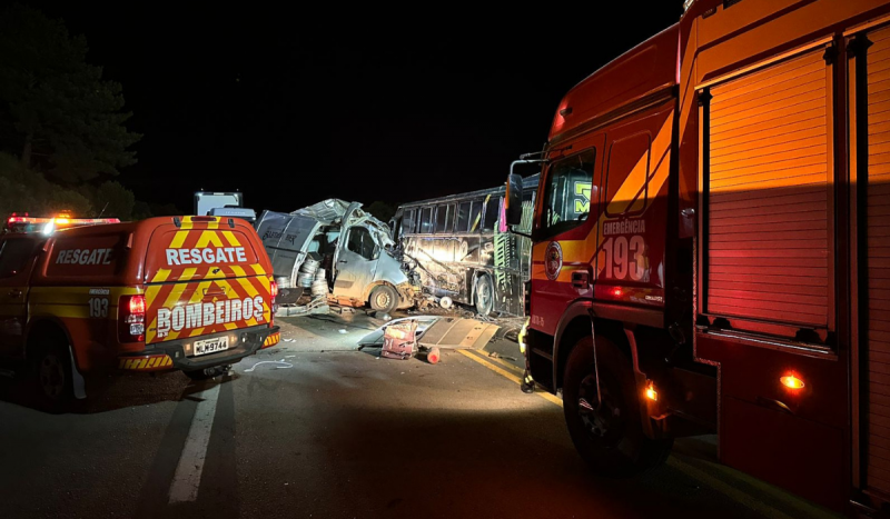 Acidente com ônibus de banda e van aconteceu na madrugada desta segunda-feira (23) em Curitibanos 