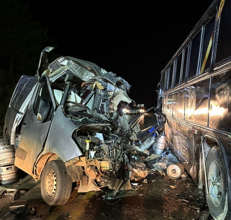 Veículos foram completamente destruídos pela colisão frontal 