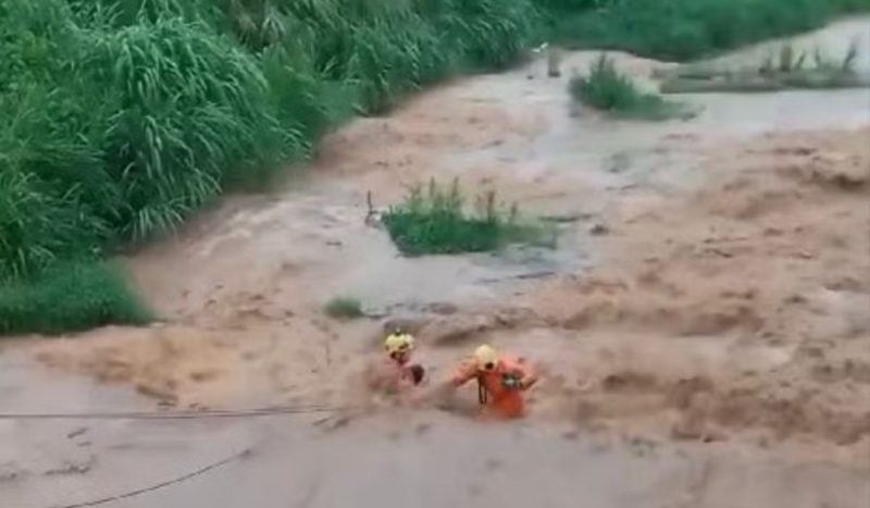 Menino ficou preso no meio do rio e precisou ser resgatado pelos bombeiros