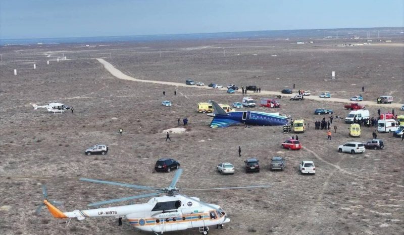 Aeronave caída no Cazaquistão com equipes de resgate ao redor 