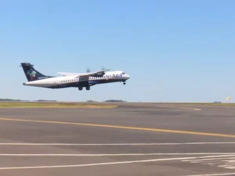 Foto mostra avião da Azul decolando de aeroporto em Correia Pinto