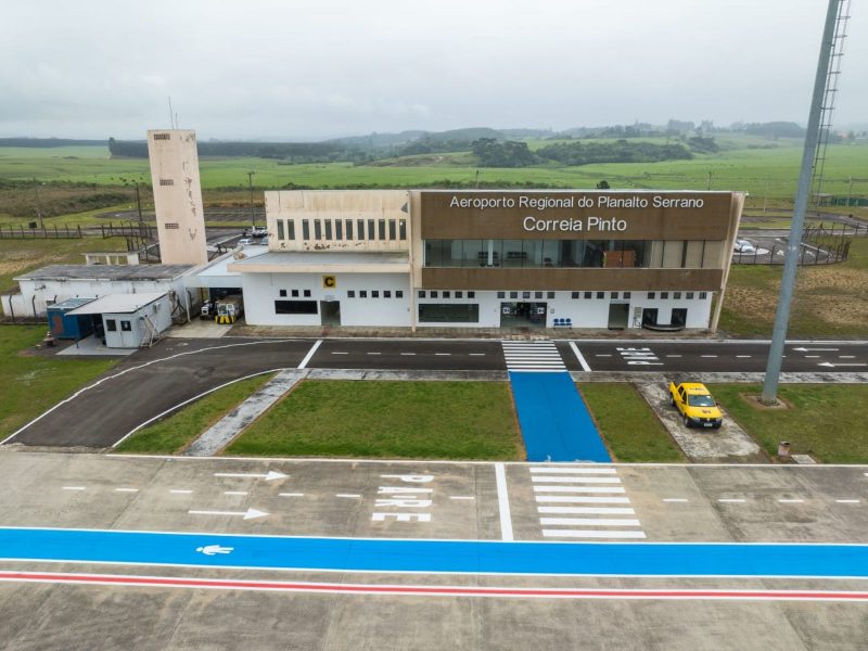 Na foto, fachada do aeroporto de Correia Pinto em SC.