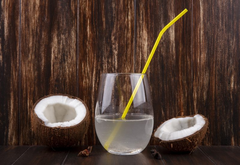 Água de coco em um copo 