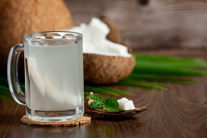 Água de coco em um copo 