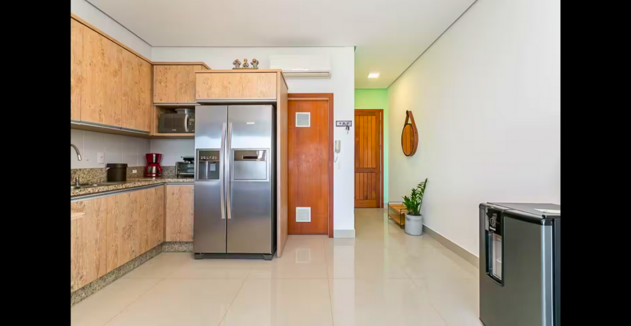 Apartamento dispõe de cozinha completa para hóspedes - Airbnb/Divulgação