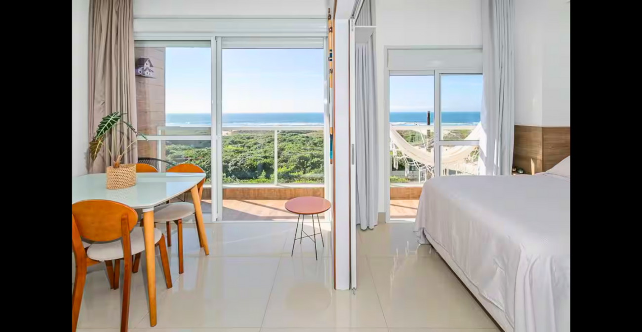 Quarto do apartamento no airbnb em Florianópolis também tem vista para o mar - Airbnb/Divulgação