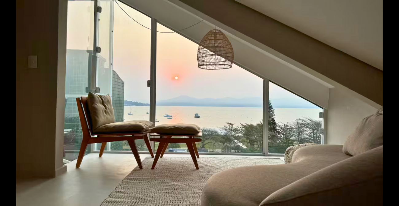 Quarto com vista para o mar. O apartamento disponível no airbnb em Florianópolis tem três quartos - Airbnb/Divulgação