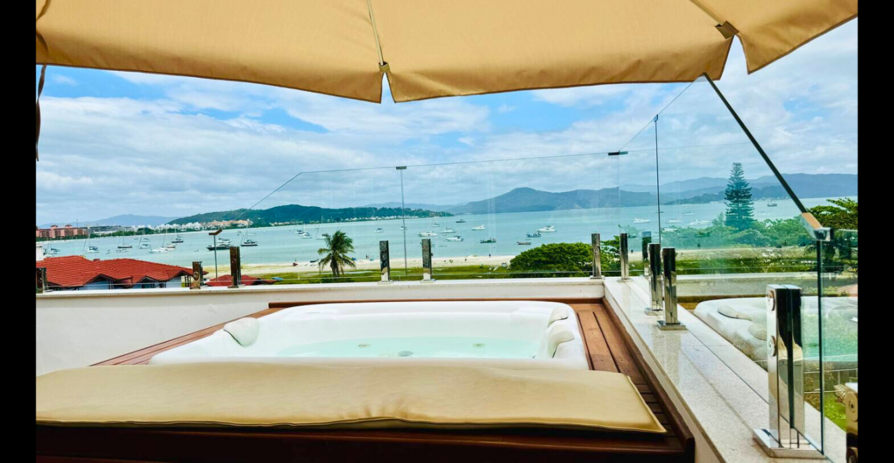 Jacuzzi na varanda com vista para o mar de Canajurê - Airbnb/Divulgação