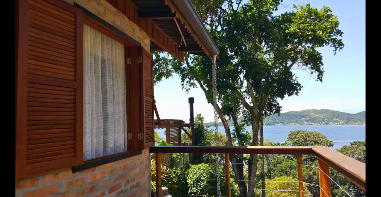 Vista do deck para a Lagoa da Conceição - Airbnb/Divulgação