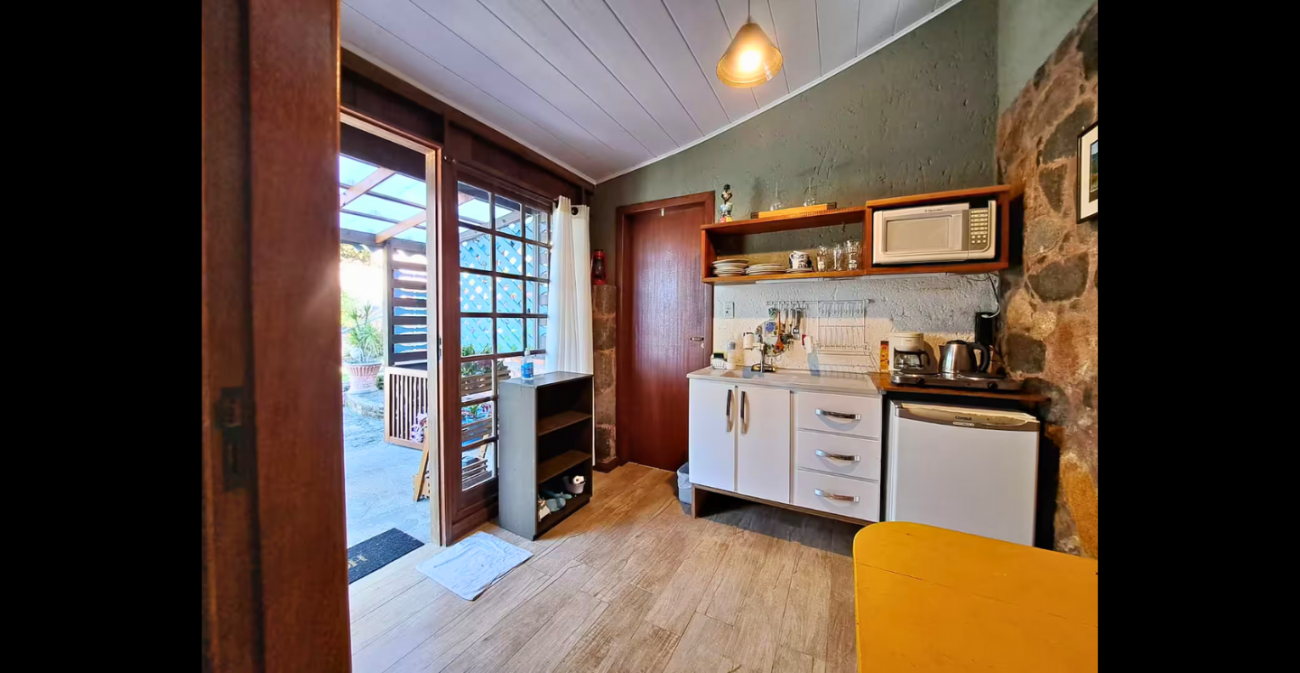 A casa disponível no airbnb em Florianópolis tem uma pequena cozinha equipada com itens essenciais - Airbnb/Divulgação