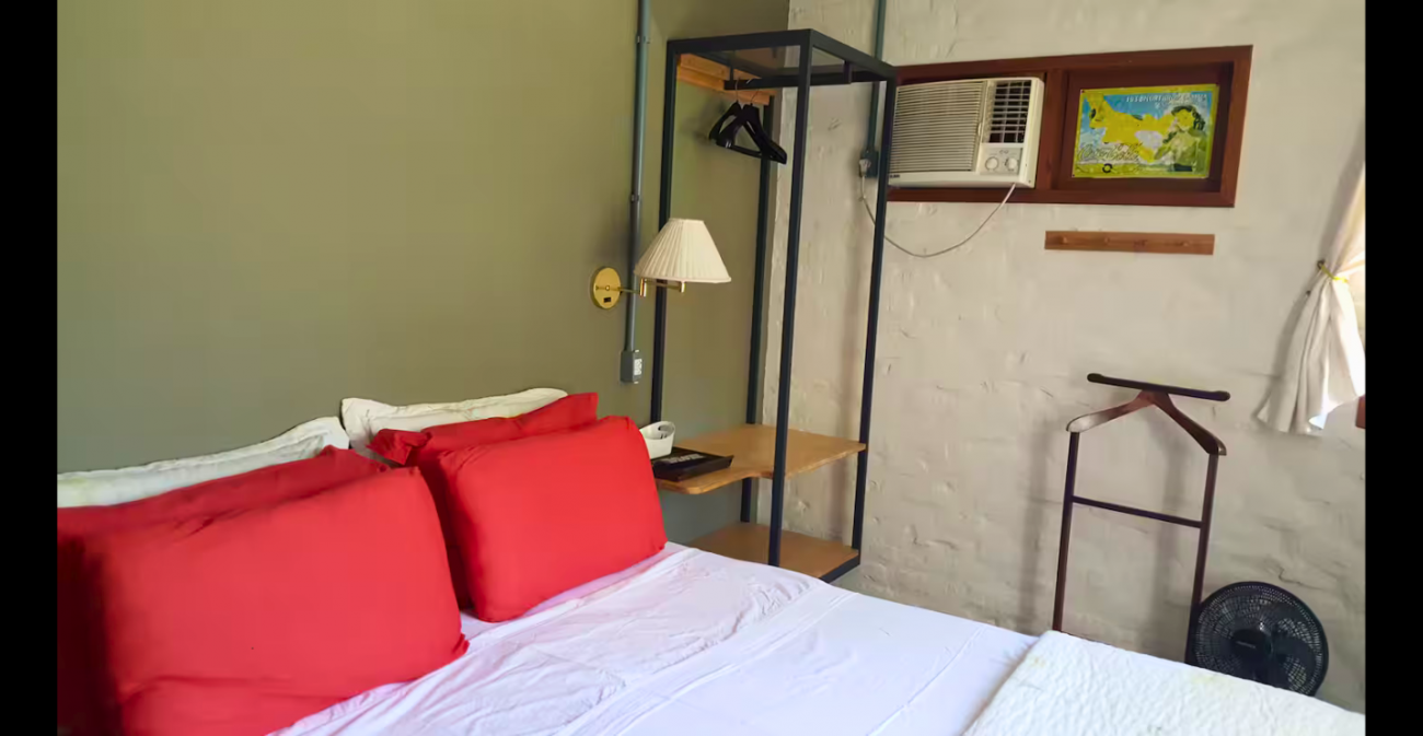 A acomodação dispõe de apenas um quarto e é ideal para casais - Airbnb/Divulgação