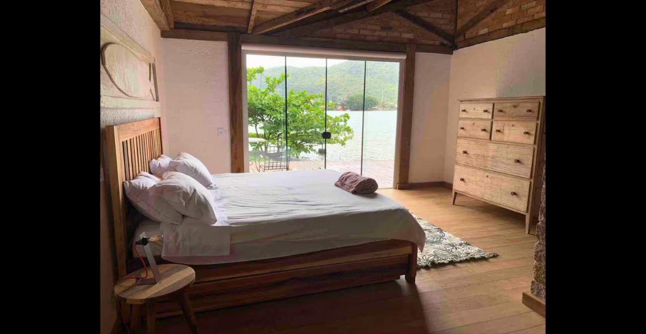 Um dos quartos da casa, também com vista para o mar - Airbnb/Divulgação