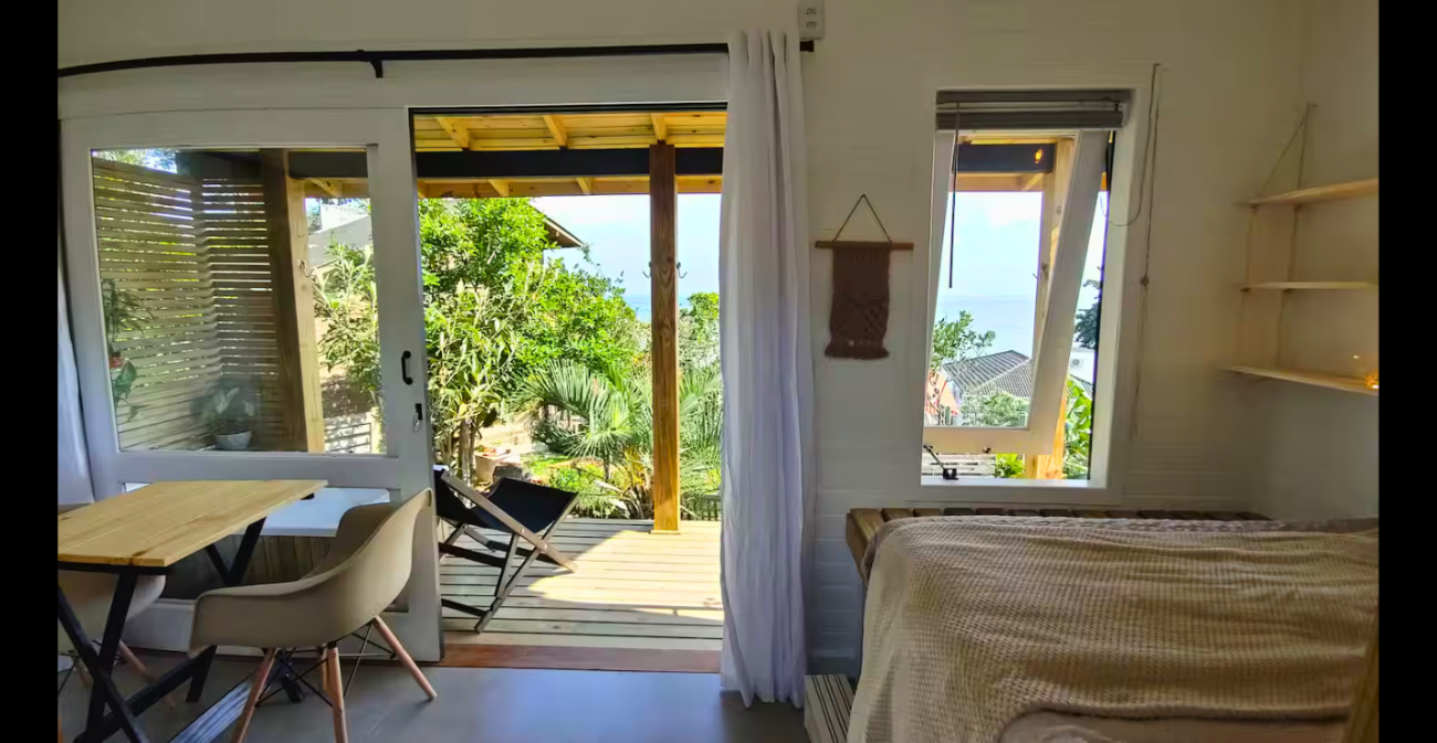 Todos os ambientes da microcasa são integrados e têm vista para o mar - Airbnb/Divulgação