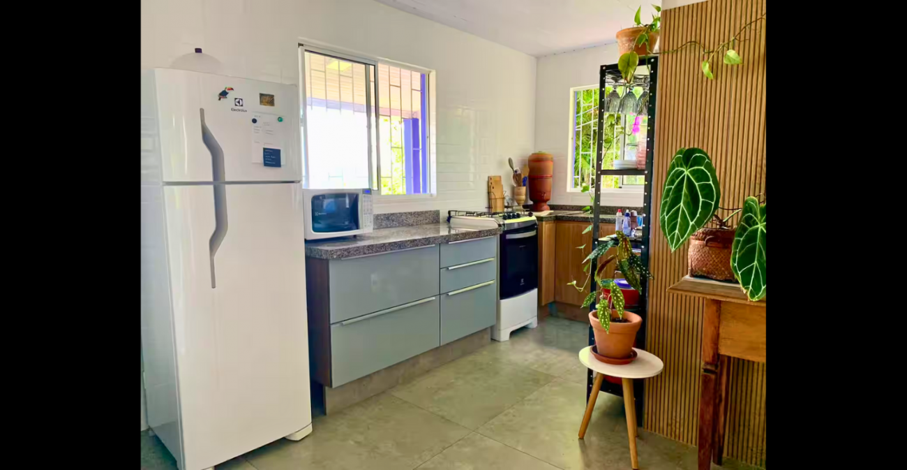 Casa tem cozinha completa - Airbnb/Divulgação