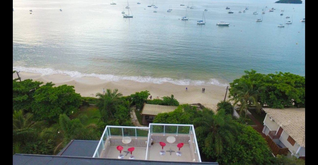 Foto aérea das sacadas dos lofts, com vista para o mar - Airbnb/Divulgação