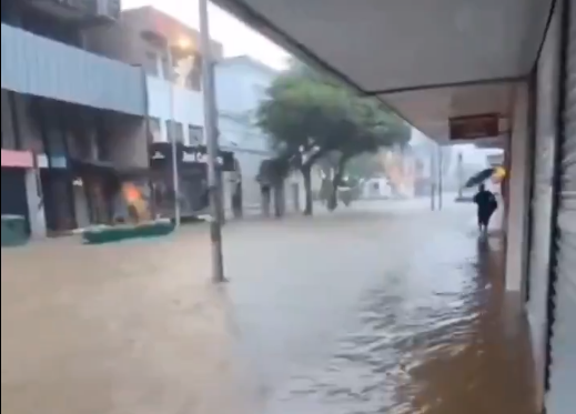 Rua alagada em Joinville