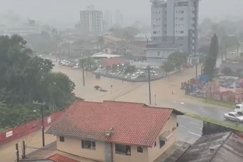 Cidade de Joinville debaixo d'água durante chuva intensa 