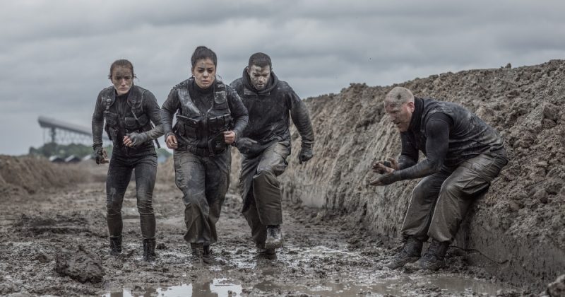 Imagem de mulheres e homens correndo no exercito