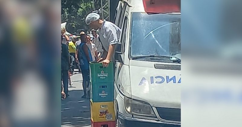 Homem segurando palets de bebida que estavam em ambulância em Copacabana