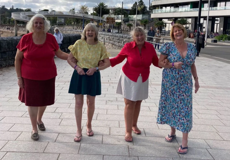 Amigas recriando a foto de 50 anos atrás