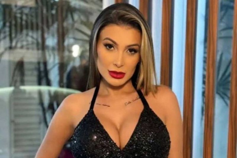 Andressa Urach de batom vermelho