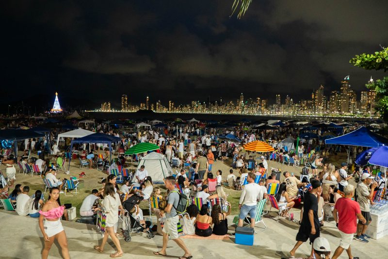 Foto mostra praia lotada em Balneário Camboriú