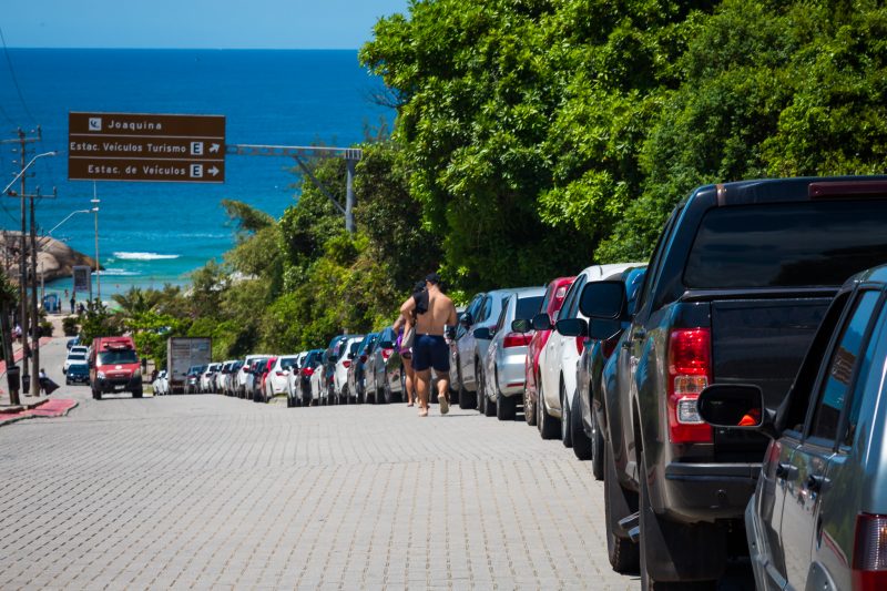 A imagem mostra o trânsito em uma cidade no litoral, um dos destinos mais procurados para o turismo no fim de ano.