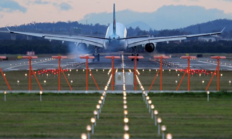 Antenas de sistema de pouso por instrumentos em pista de aeroporto