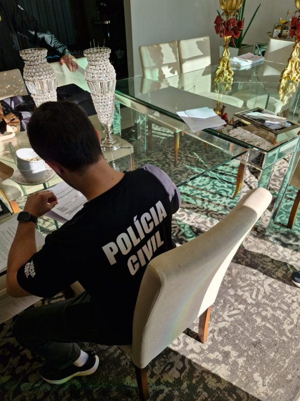 Nove mandados de busca e apreens&atilde;o, expedidos pelo Ju&iacute;zo da Vara Regional da Comarca, foram cumpridos em Chapec&oacute;. – Foto: Pol&iacute;cia Civil/Reprodu&ccedil;&atilde;o