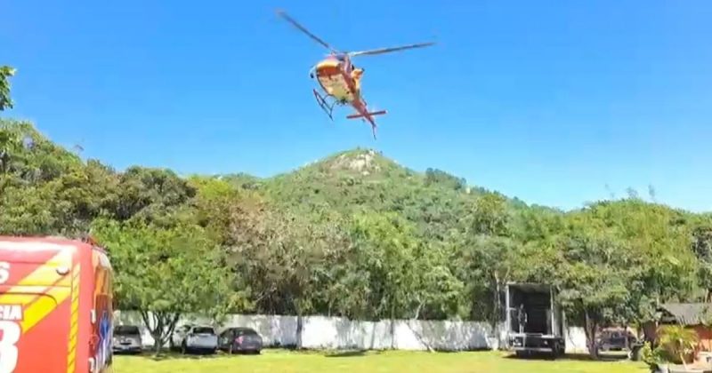 Homem desmaia em trilha e helicóptero faz resgate 