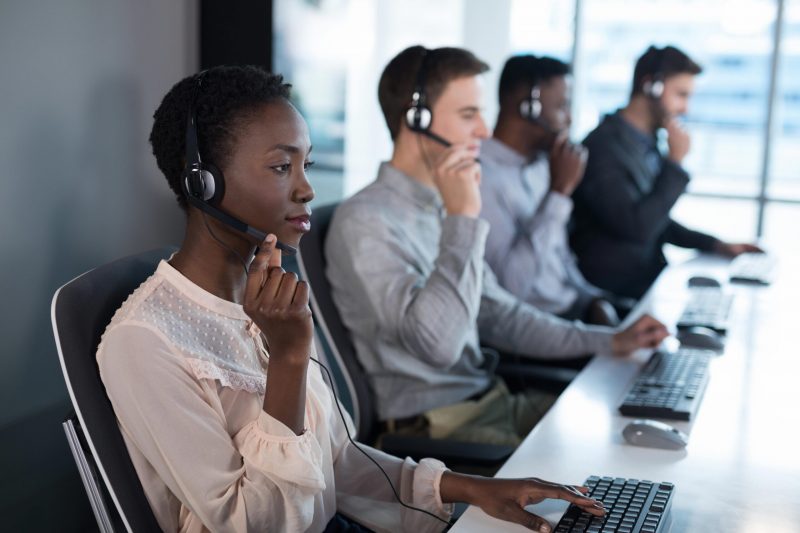 Funcionários a trabalhar no Ano Novo em call center